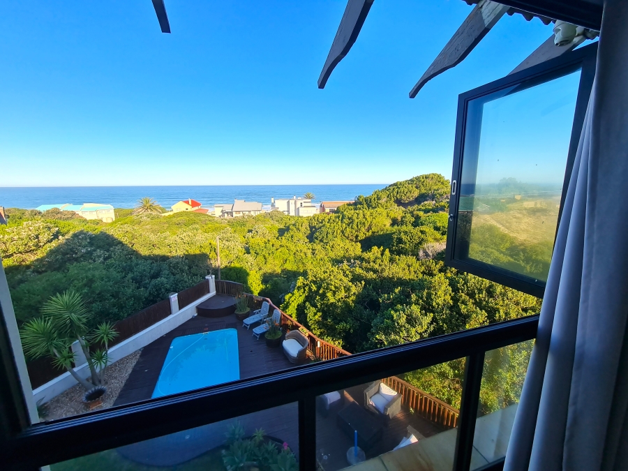 8 Bedroom Property for Sale in Paradise Beach Eastern Cape